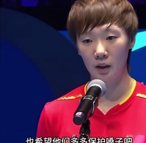 王曼昱背后击球失败逗笑众人 赛场风云突变